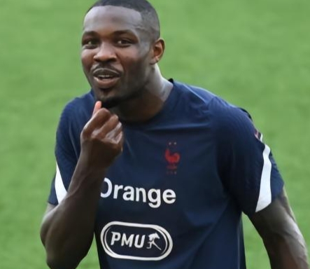 小图拉姆的梅西球鞋往事：儿时记忆与足球梦想