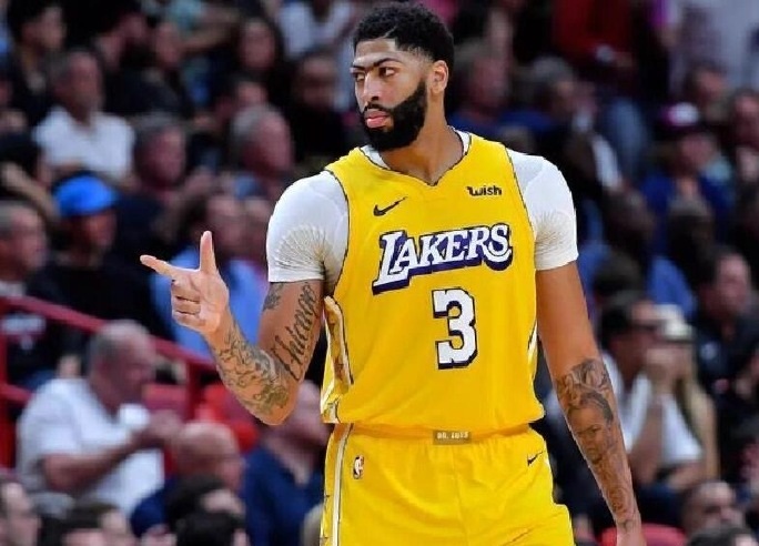 安东尼·戴维斯：内线巨塔，湖人防守核心