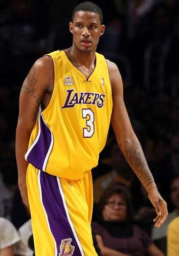 湖人队外线防守专家:特雷沃·阿里扎的稳定表现 湖人队外线防守专家:特雷沃·阿里扎的稳定表现