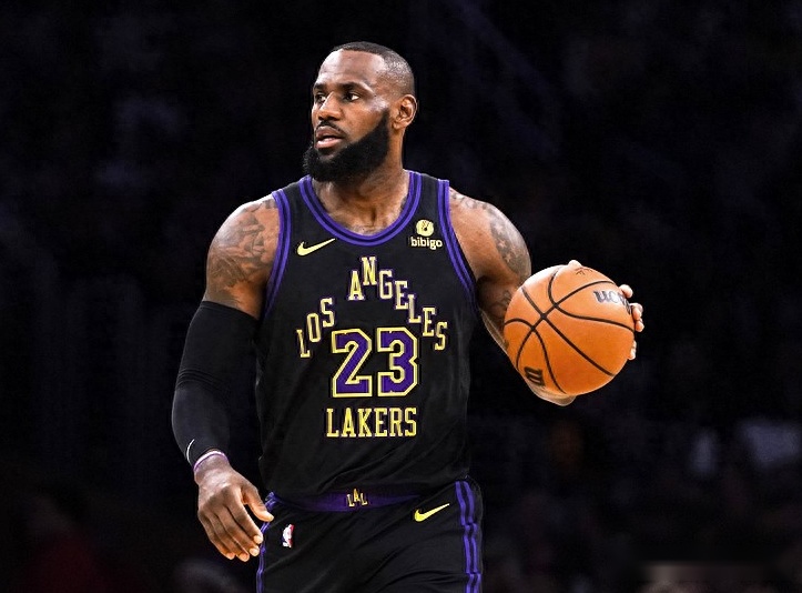 詹姆斯超越乔丹,面对篮网得分升至NBA历史第一 詹姆斯超越乔丹,面对篮网得分升至NBA历史第一