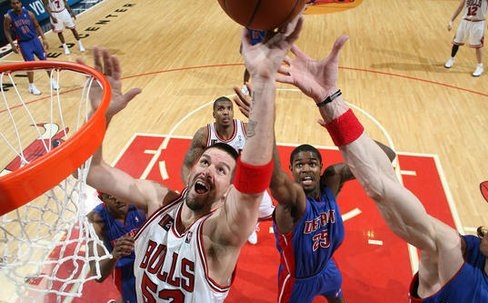 布拉德·米勒：公牛内线屏障，稳固防线护篮筐