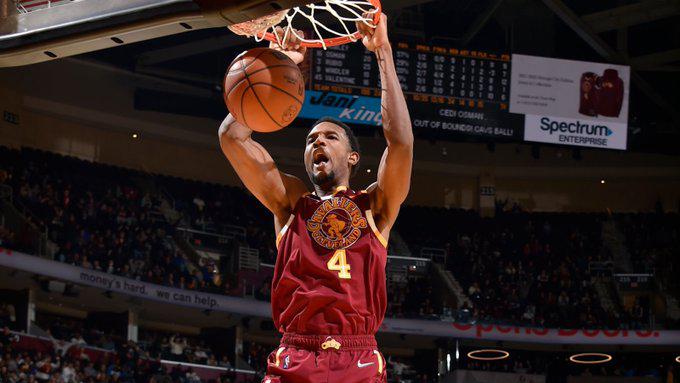 埃文·莫布利：骑士内线巨塔，篮下统治力十足