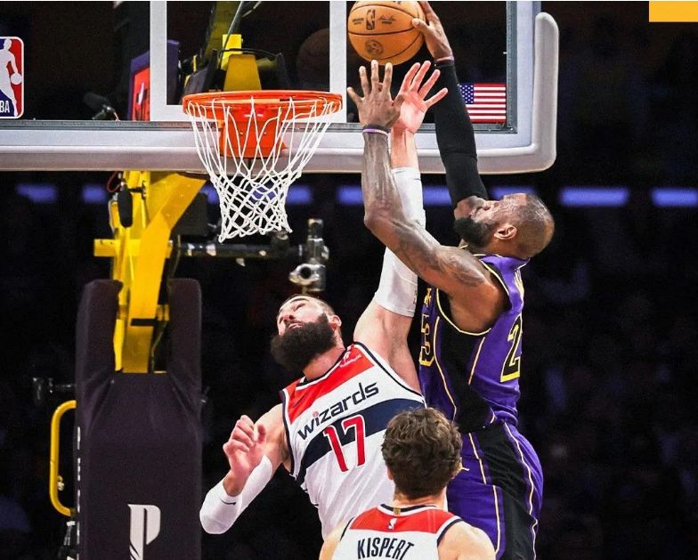 父子同场，布朗尼见证老詹隔扣惊呆表情成亮点