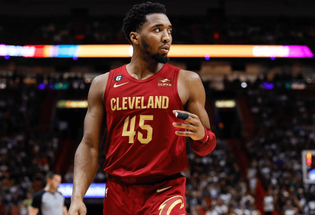 多诺万·米切尔:骑士新领袖,得分狂潮席卷全场 多诺万·米切尔:骑士新领袖,得分狂潮席卷全场