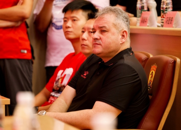 广州队主教练赞扬球员在胜利中的表现