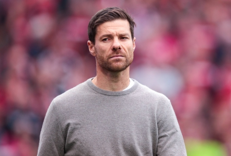 足球专家默森惊讶阿隆索拒绝拜仁和利物浦邀约，认为其失去了珍贵机会