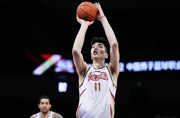 余嘉豪的个人资料：《男篮潜力新星余嘉豪：成长历程与荣誉》