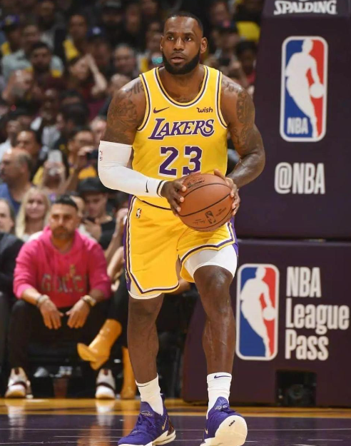 阿里扎盛赞詹姆斯：从15岁天赋异禀，至40岁依旧无敌，始终是我们之中的最佳球员