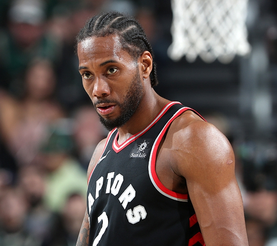 小卡戴护具参加投篮训练，今日继续缺阵