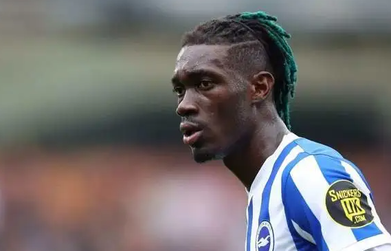 比苏马：12岁离家逐梦足球，每日与父母通话含泪