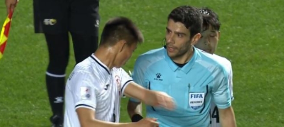 吉尔吉斯斯坦球员击打裁判吃红牌：《吉尔吉斯斯坦球员酿冲突，击打裁判领红牌》