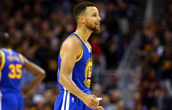 库里昨日对阵鹈鹕失误七次，追平个人赛季最高纪录