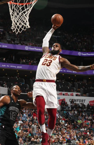 伟大无需多言！詹姆斯晒折叠反扣图，开启第21赛季王者之旅