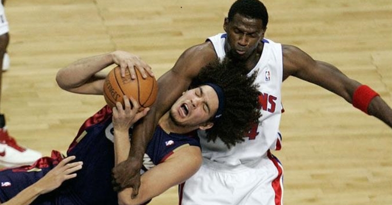 篮球几次犯规下场:《篮球场上的犯规次数限制：你了解多少？》