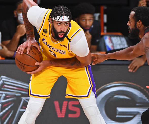 “浓眉突破遭犯规重摔在地，小乔丹眼神直锁沉默以对”