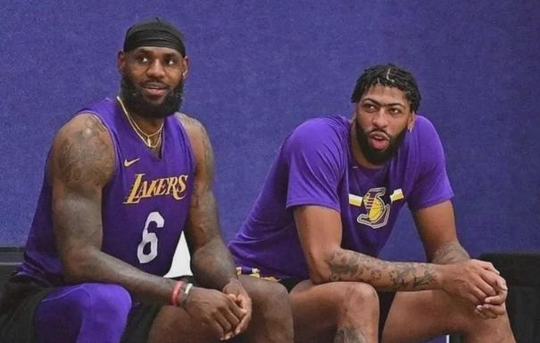 詹姆斯坦言：我方轮换阵容身高劣势明显，约基奇、戈登、波特身高臂长成对手优势