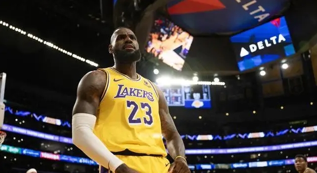 詹姆斯退役：《詹姆斯退役：伟大的传奇，永恒的篮球皇帝》