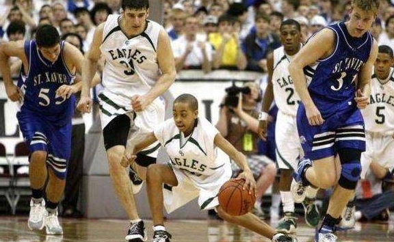 长得矮就打不了篮球?:《他用 20 厘米的成长打破偏见，篮球成梦想催化剂》