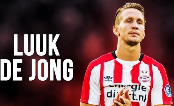 吕克德容：《本赛季独造15球 33岁的荷兰高中锋 依然还是豪门大腿》