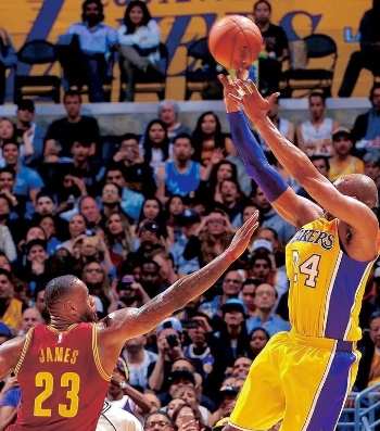 詹姆斯vs科比，篮球史上的巨星较量