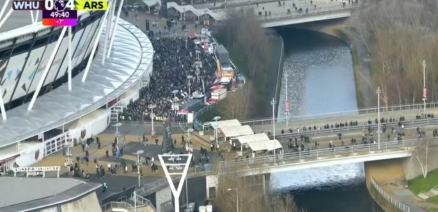 西汉姆联半场0比4阿森纳 西汉姆联球迷退场