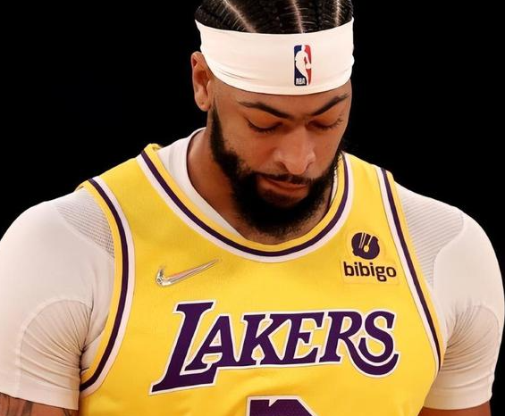 湖人系列赛连续四场第三节输分，合计净负掘金33分