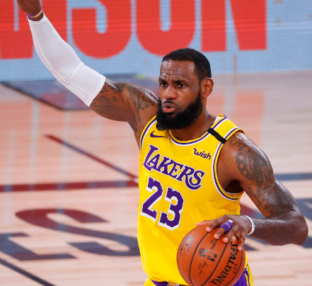 詹姆斯失误波普快攻暴扣，湖人追至10分差距，哈姆紧急喊停