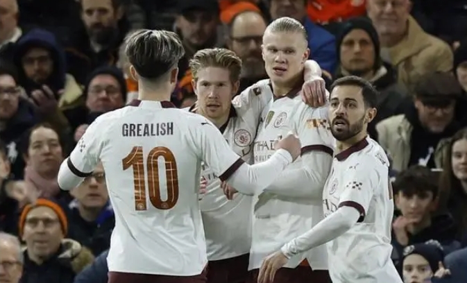 决赛之夜：曼城与曼联的巅峰对决