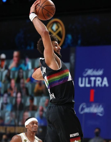 穆雷昨日命中跳投后受伤，紧捂小腿显痛苦