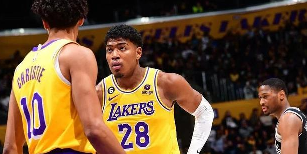 空位三分+篮下疯狂打铁，八村塁开场三分后遭遇六连铁