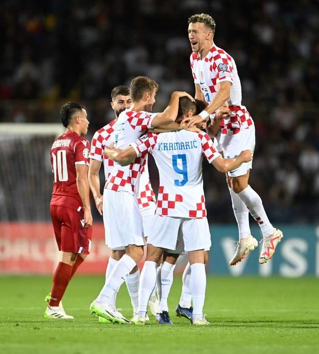 拒绝故意输球，西班牙 2-2 绝平乌克兰，8 强专挑葡萄牙