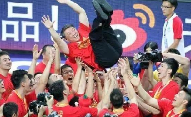 郭士强年薪揭秘：CBA 名帅的薪资待遇