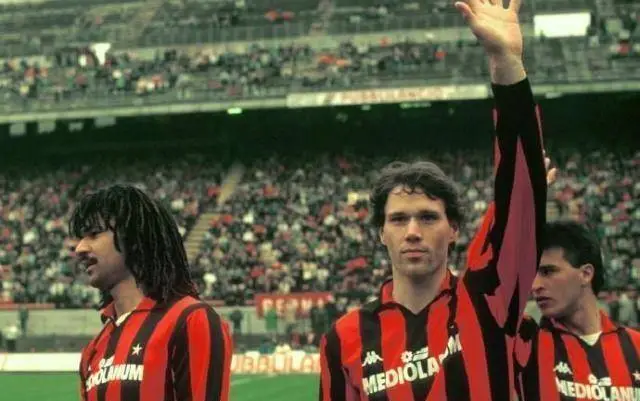 AC 米兰 1988-1989 赛季夺得首届意大利超级杯