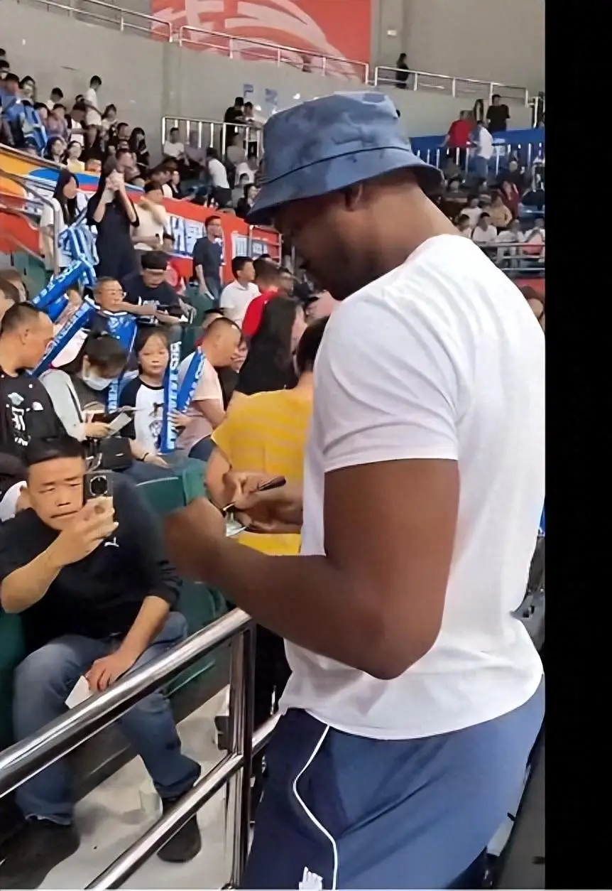 上海男篮裁掉外援冯莱，原因竟是诈伤