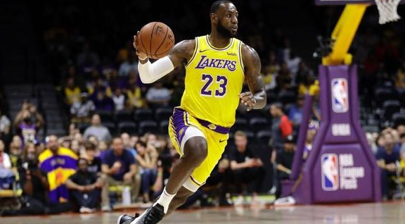 斯科特直言：詹姆斯在湖人决策过多，或应兼任教练，因其过于信任自我