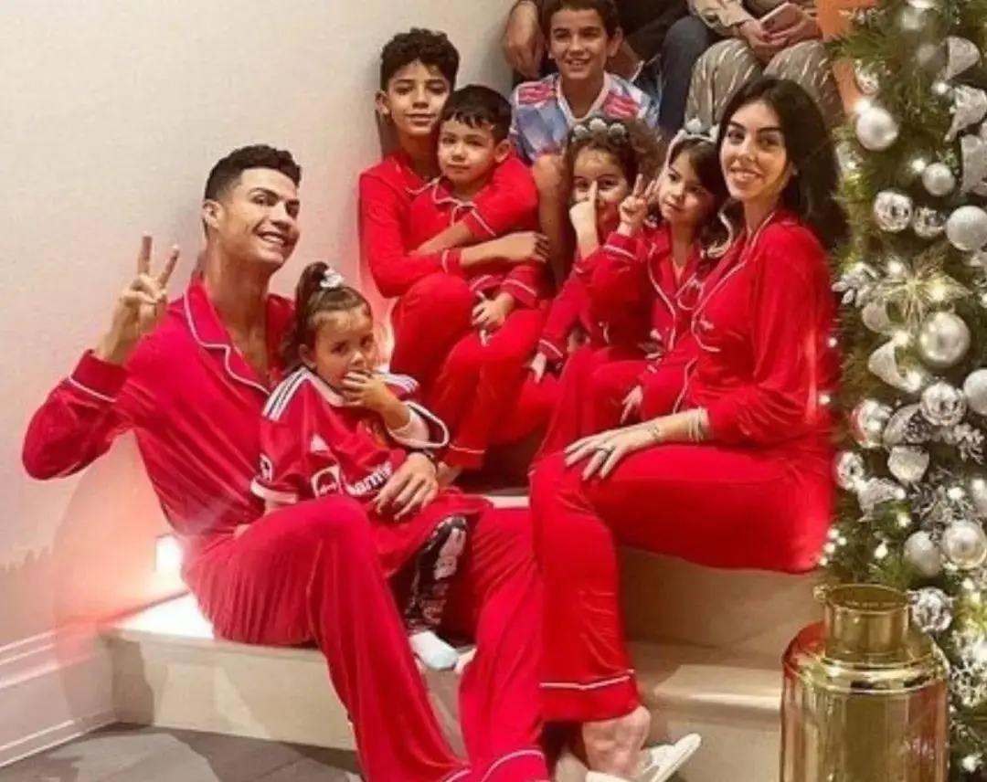  如此甜蜜！C罗3个孩子都长大了，正在打扮最小的五公主