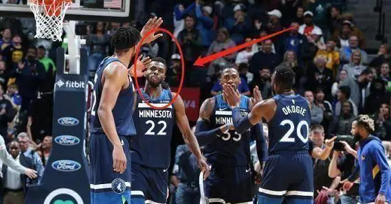 维金斯爆发砍 40+5+7，让拉塞尔 50+成空砍