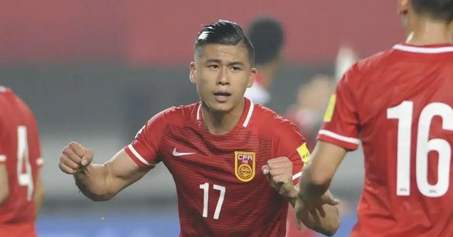 足球报：梅州客家下半场面对国安猛攻未慌乱，但潘喜明染红成转折