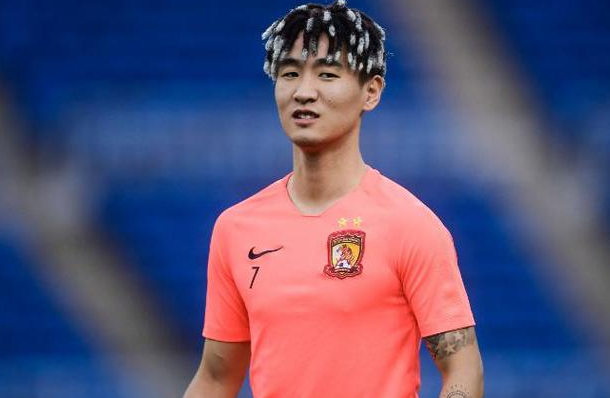 态度真好！韦世豪耐心满足小球迷要求，韦世豪妻子暖心回应