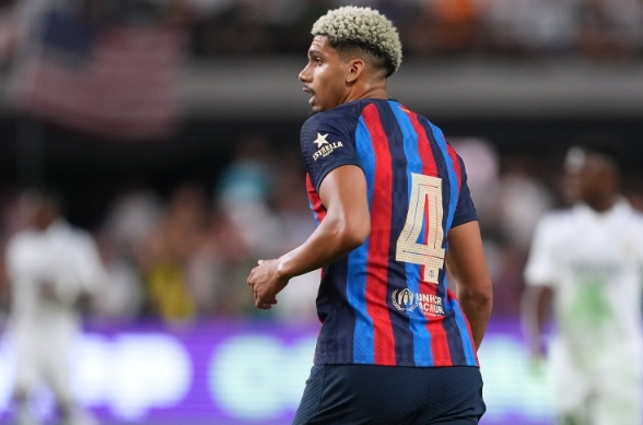 拜仁欲抢巴萨后卫 阿劳霍或成夏季引援焦点