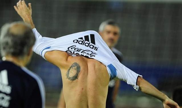 梅西纹身盘点：母亲、妻子和孩子均纹在身上；也有耶稣和足球