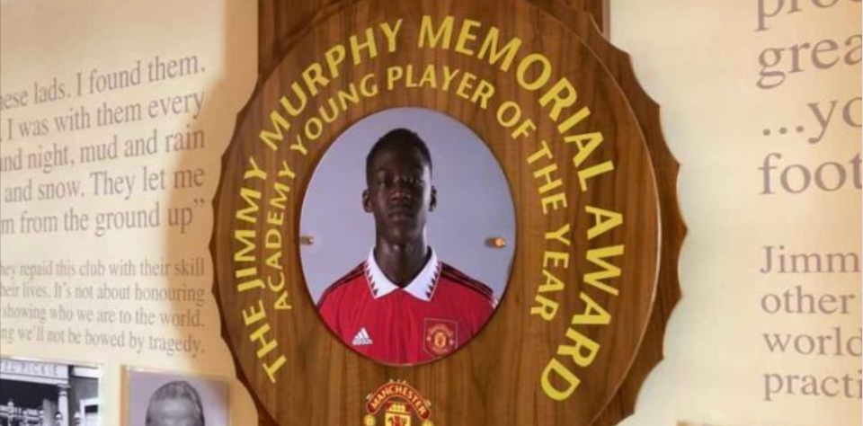 未来可期，曼联官方：梅努当选 2022/23 赛季年度最佳年轻球员