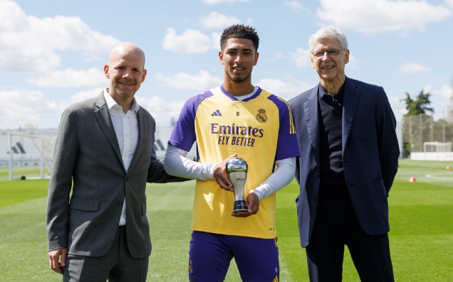 温格颁奖！皇马三将荣获 FIFA 年度最佳阵容奖杯