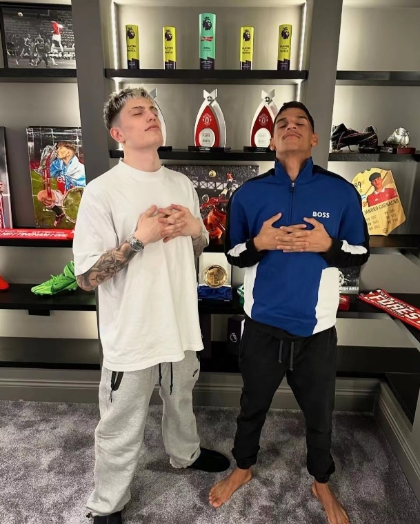 阿根廷新星加纳乔再次更新社媒致敬罗哥！这就是GOAT的影响力