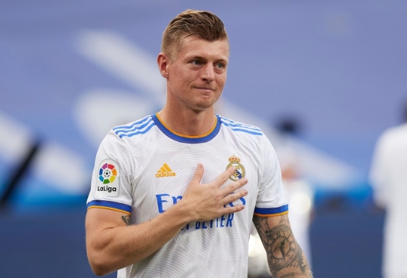 皇马告别传奇！克罗斯宣布退役，安切洛蒂心碎挽留无果