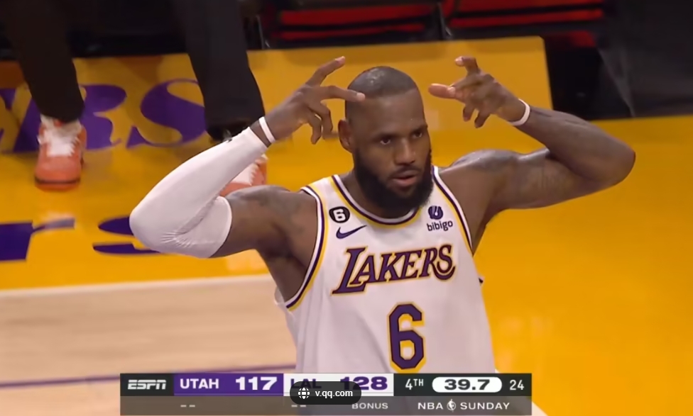 全场球迷起立欢呼！詹姆斯被提前换下，做出招牌头戴皇冠手势