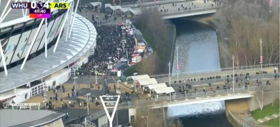 西汉姆联半场0比4阿森纳，西汉姆联球迷退场，直接...