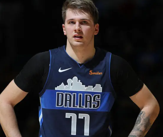 东契奇准绝杀揭秘：戈贝尔也有相似动作，走步争议背后的规则解读