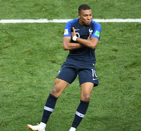 姆巴佩：2022年续约的决定与卡塔尔世界杯的交织，艰难但无悔