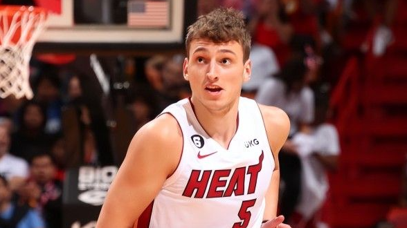 约维奇自信发声：双塔战术盛行，我与阿德巴约并肩，展现篮下新篇章